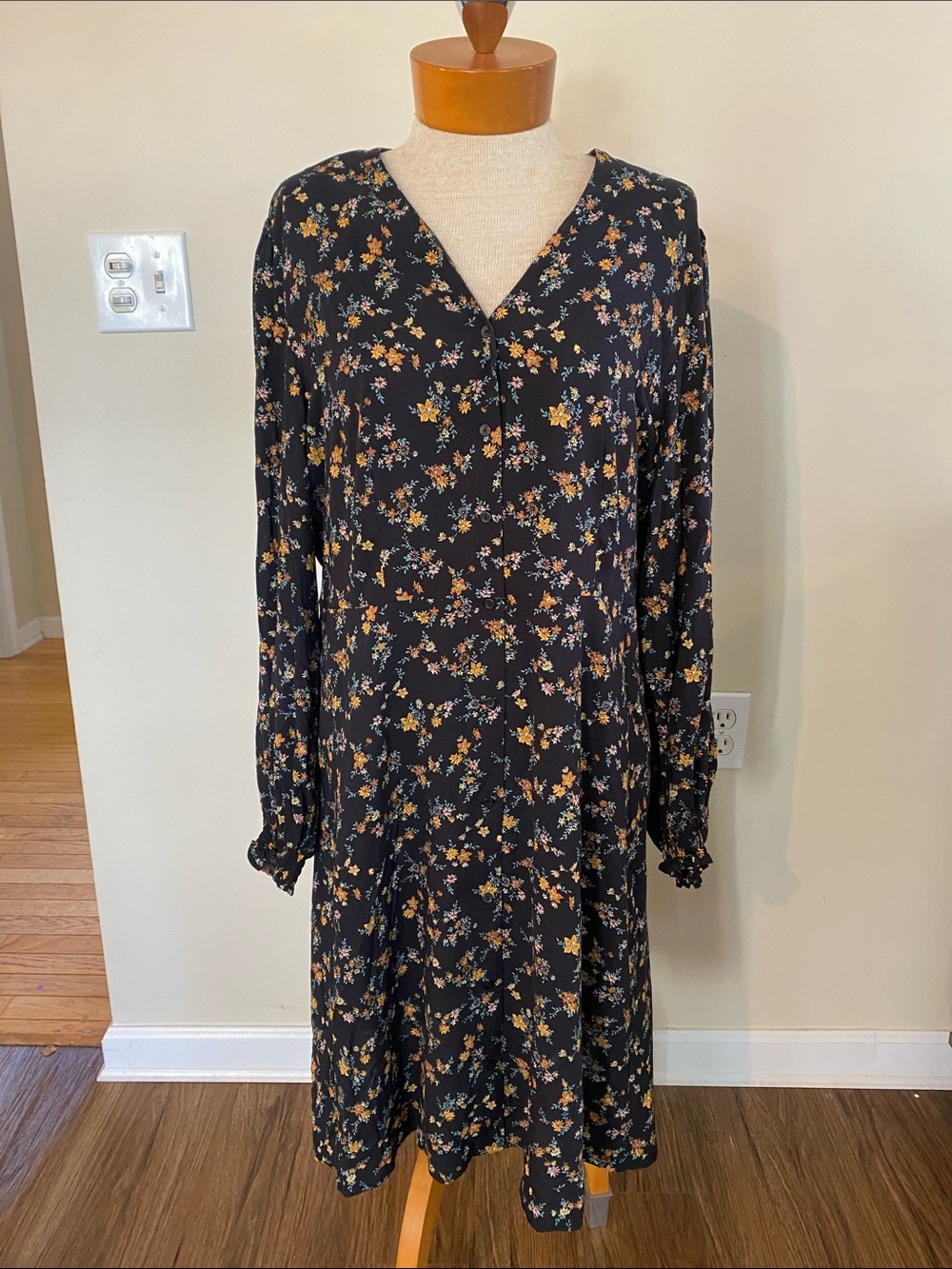 Uniqlo Black Long Sleeve ditsy Floral Midi button down shirt Dress size XL
